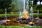 San Pietroburgo - Reggia di Peterhof, fontana del tritone posta di fronte alla orangerie.
